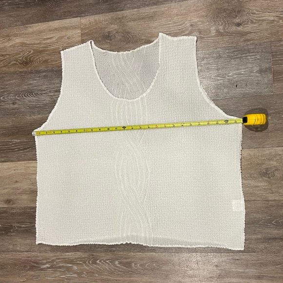 Elegant White Sleeveless Top size 2XL (I101)
Pit to pit 26” very stretchy - Picture 2 of 5